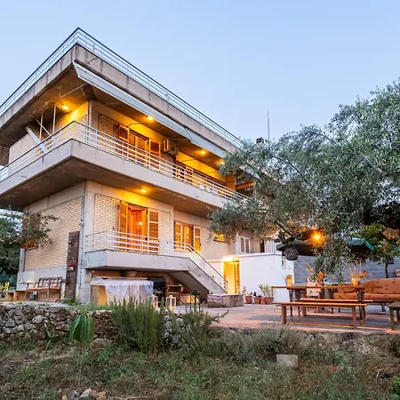 Spacious - Panoramic Sea & Mountain Views Holiday home
