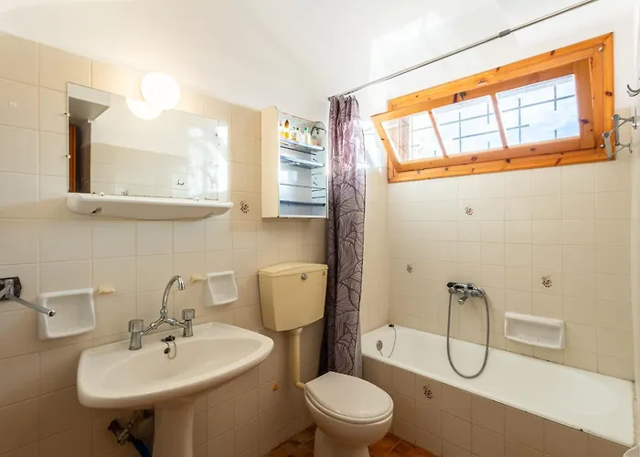 Spacious - Panoramic Sea & Mountain Views Holiday home